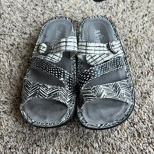 Alegria Monochrome Patterned Slides